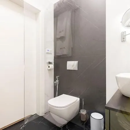In With Pool & Jacuzzi Apartment *